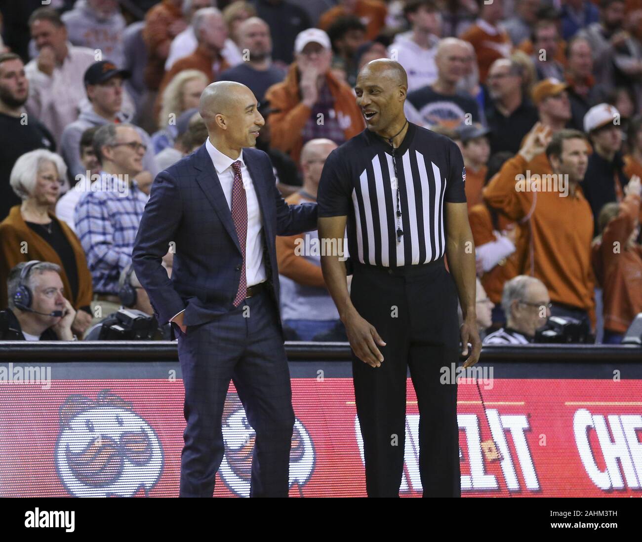 Austin, Texas, États-Unis. Dec 30, 2019. Texas longhorns entraîneur en chef Shaka Smart parle avec un fonctionnaire de jeu avant le début d'un match de basket-ball NCAA entre le Texas et High Point à Austin, Texas, le 30 décembre 2019. Crédit : Scott Coleman/ZUMA/Alamy Fil Live News Banque D'Images