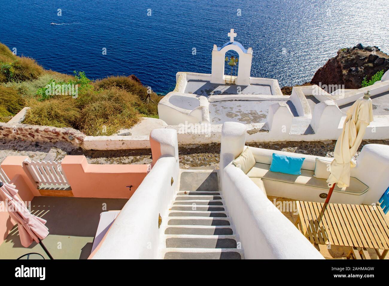 Escaliers le long des collines à Oia, Santorin, Grèce Banque D'Images