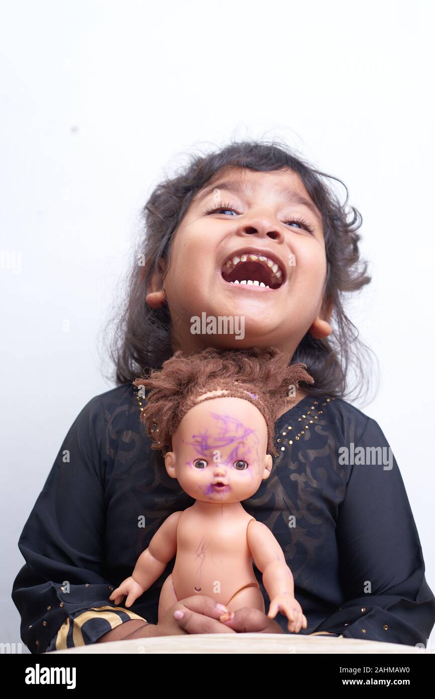 Petite Fille Asiatique Comme Une Maman Jouant Avec Une Poupee Sur Fond Blanc Photo Stock Alamy