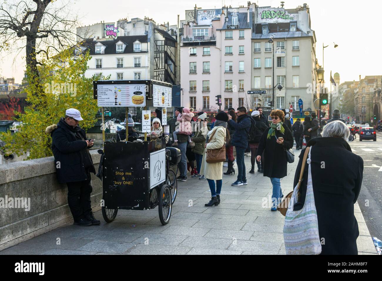 Pont de pierre sur les touristes de prendre des photos de la cathédrale Notre-Dame avec panier alimentaire en premier plan, Paris, France Banque D'Images