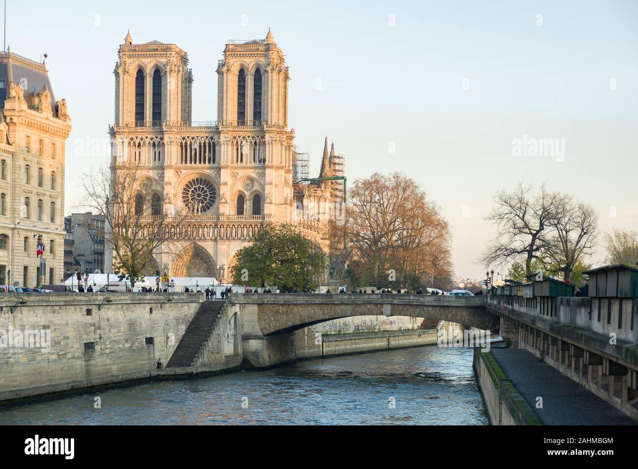 Extérieur de Cathédrale Notre-Dame de Paris avec la Seine en premier plan sur une journée d'hiver ensoleillée, Paris, France Banque D'Images