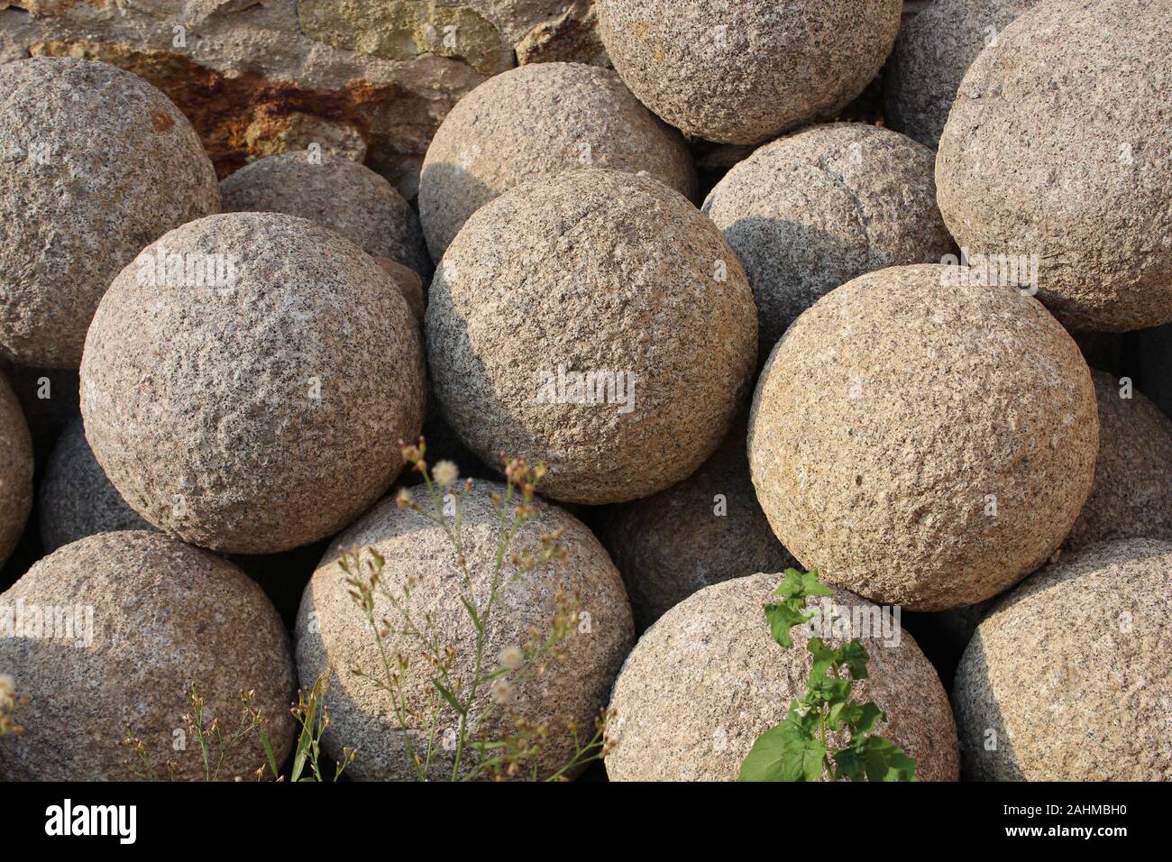 Close up boules de pierre pour les catapultes dans l'Antiquité, dans le centre-nord de la côte de la mer Noire de la Turquie. Banque D'Images