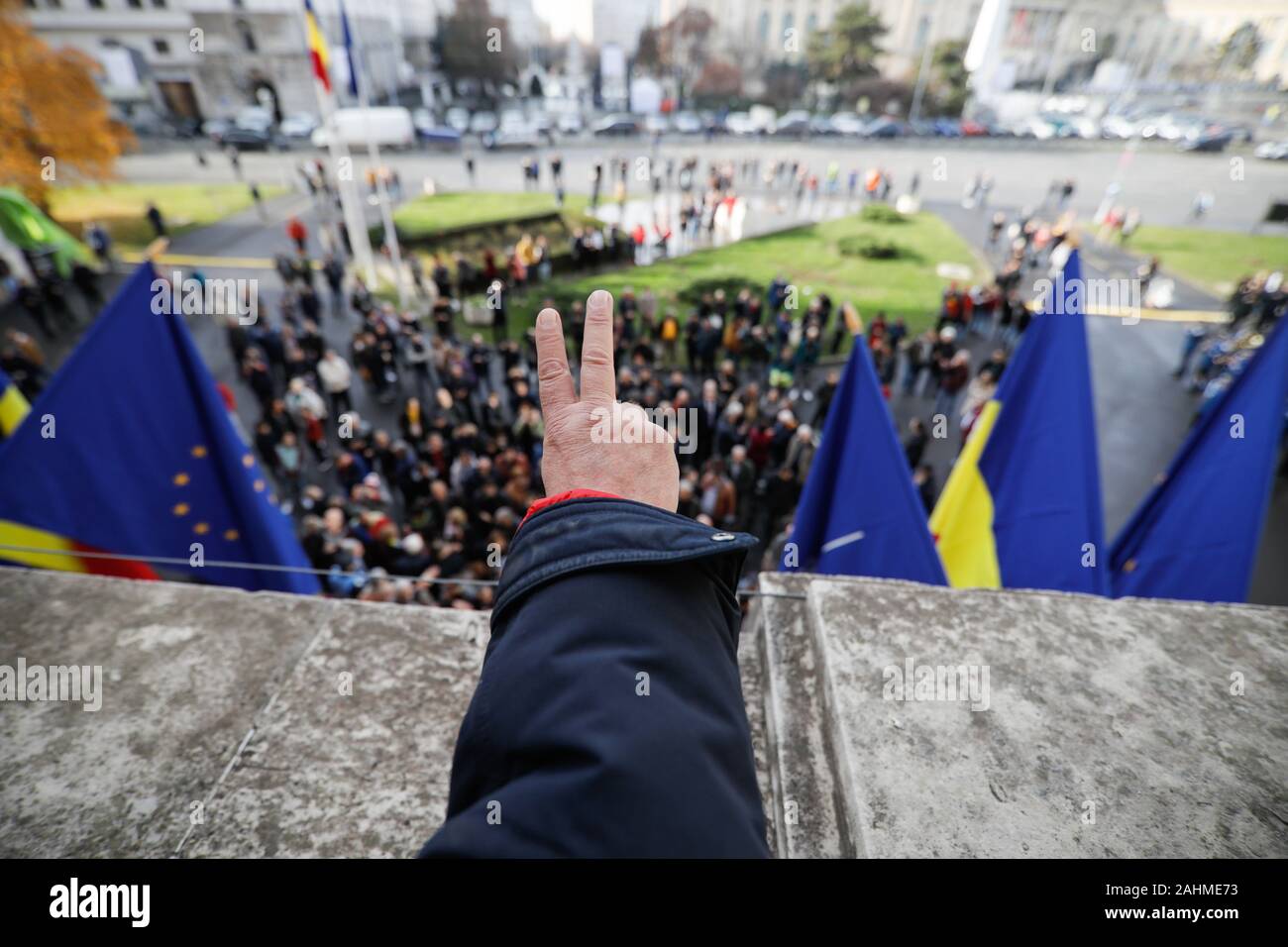 Les gens montrent la victoire du balcon où Nicolae Ceausescu a tenu son dernier discours lors de la révolution communiste anti roumaine en 1989. Banque D'Images