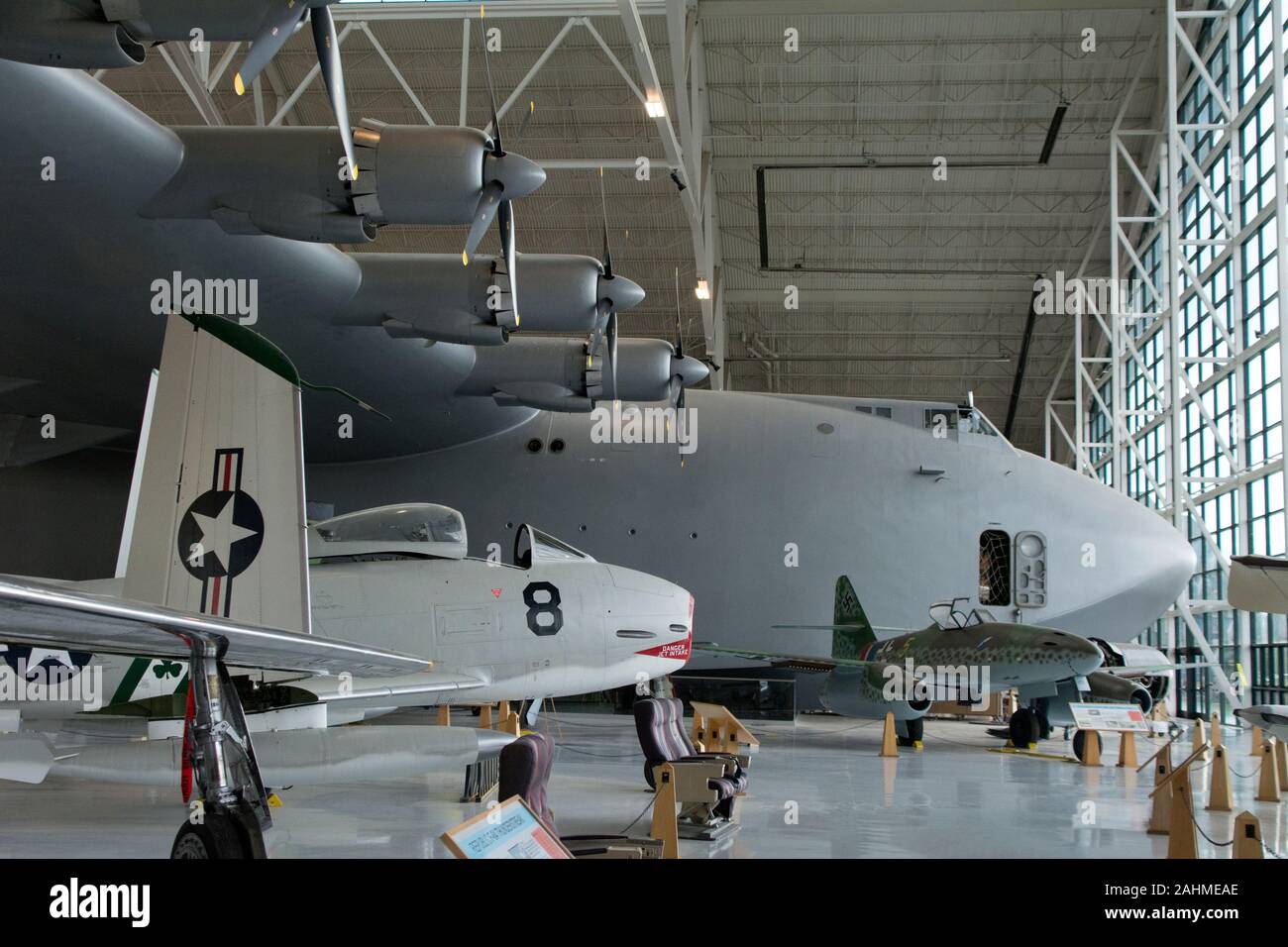 L'avion de Howard Hughes, l'oie d'épinette, est dans un cintre au Evergreen Avaition and Spce Museum en Oregon. Banque D'Images