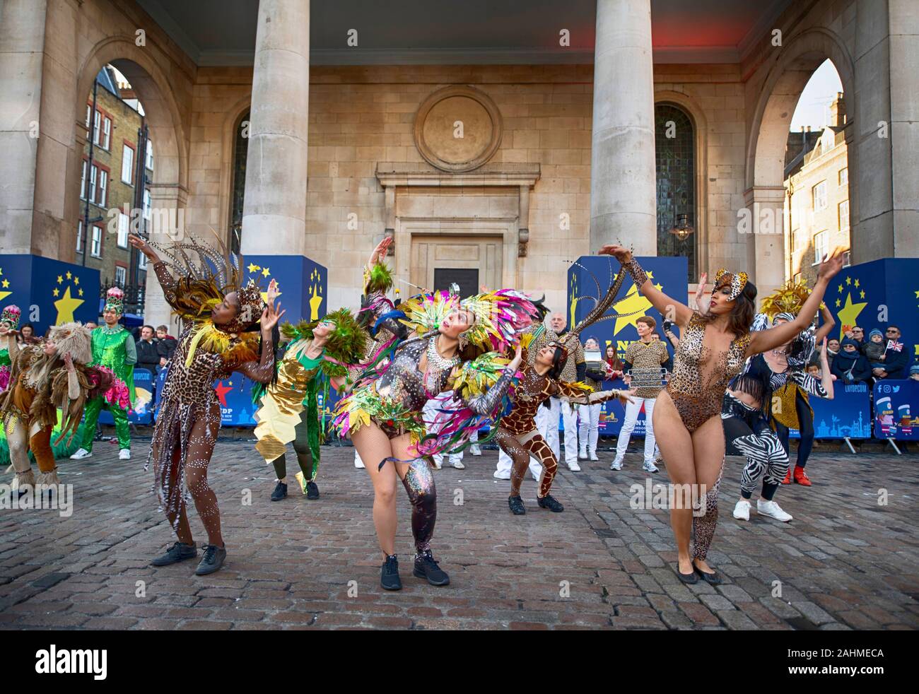 La Piazza de Covent Garden, Londres, Royaume-Uni. Le 30 décembre 2019. Fanfares et musique du monde accueille le spectateur pour le LNYDP 2020 Aperçu dans le centre de Londres. Interprètes : Image de la London School of Samba. Credit : Malcolm Park/Alamy. Banque D'Images