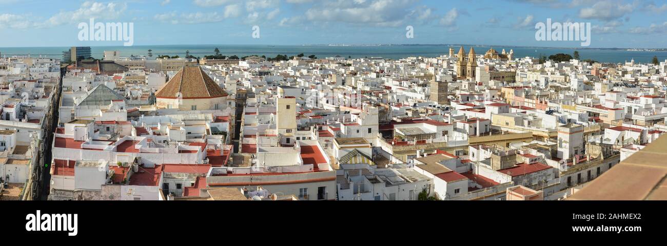 Vue de dessus de l'océan et les toits de Cadix. L'Andalousie. Banque D'Images