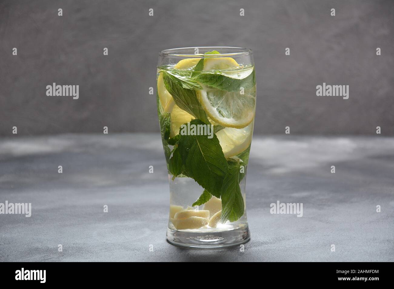 Détox d'eau avec citron et concombre frais, sur fond sombre, foyer sélectif. Limonade froide Banque D'Images