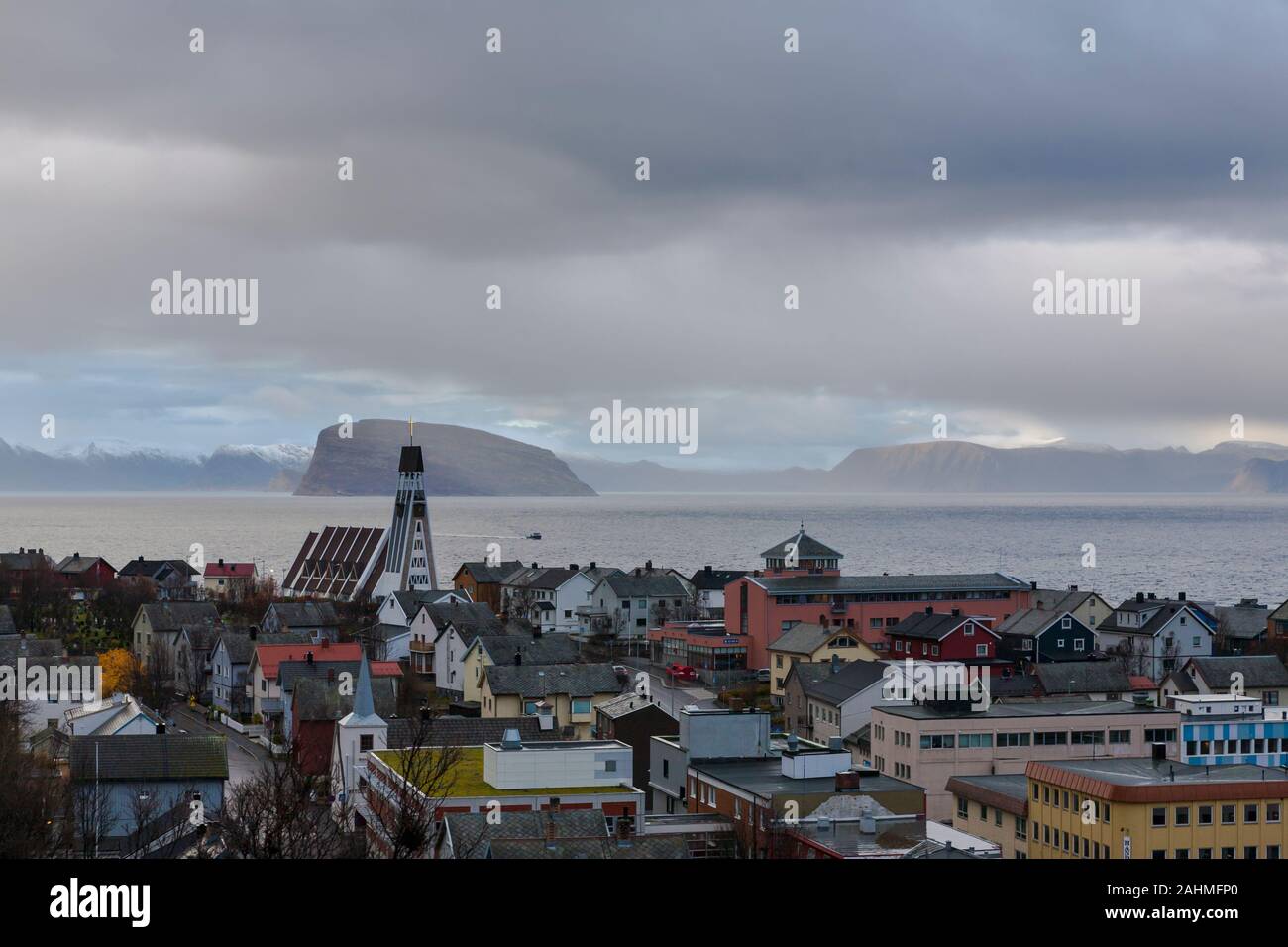 Vue sur le mont de Hammerfest Salen, Vest-Finnmark, dans le Nord de la Norvège Banque D'Images