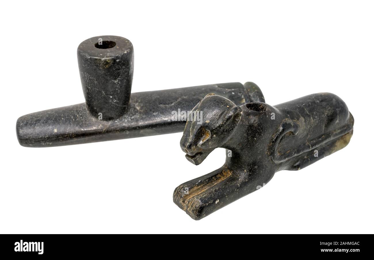 Deux tuyaux d'Indiens d'Amérique du Nord fait de la stéatite isolated on white Banque D'Images