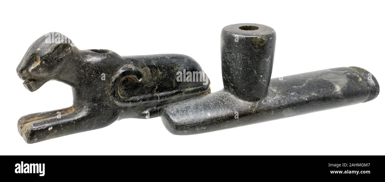 Deux tuyaux d'Indiens d'Amérique du Nord fait de la stéatite isolated on white Banque D'Images