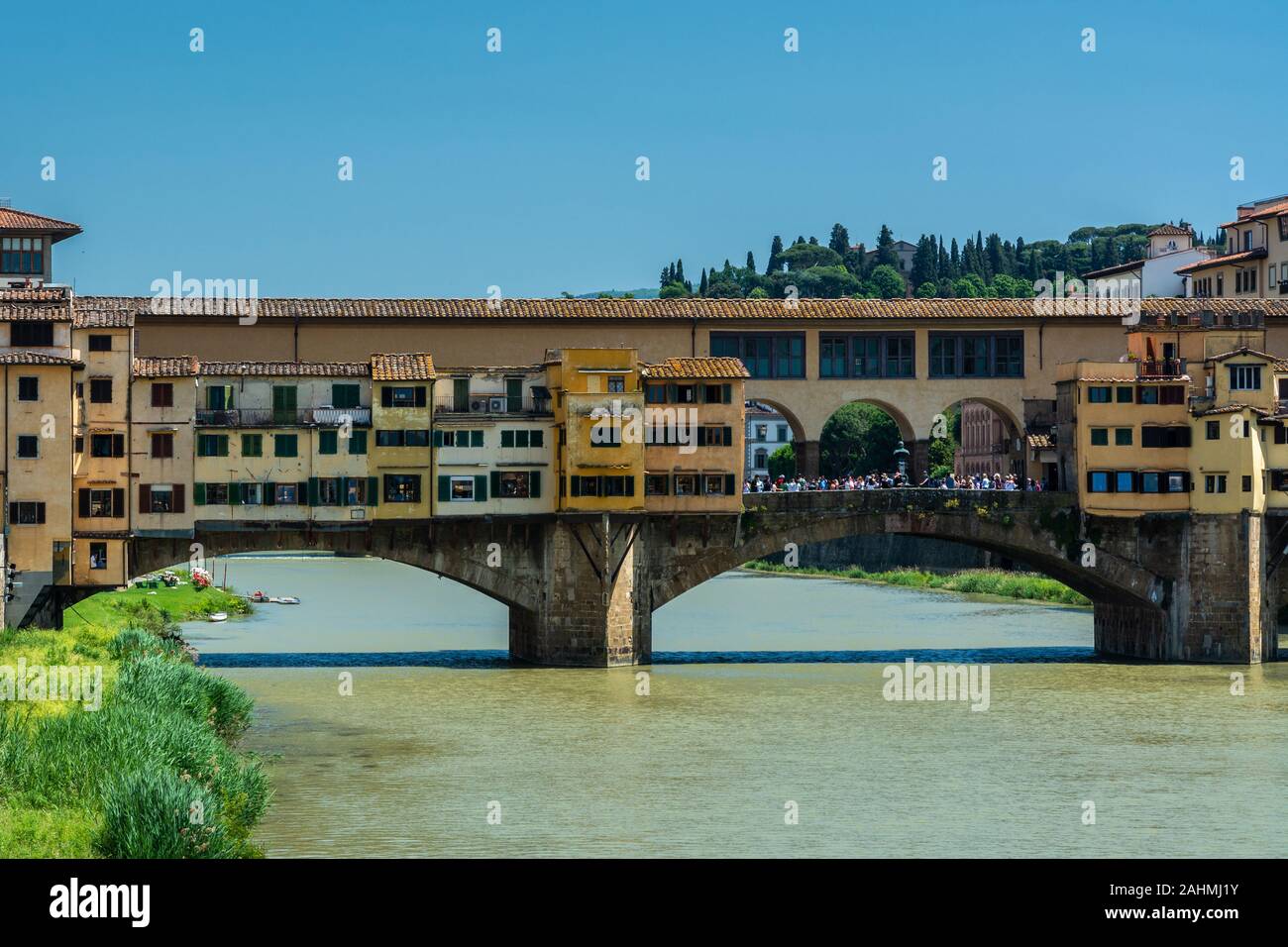 Florence, Italie - le 5 juin 2019 : le Ponte Vecchio (Vieux Pont) est une cité médiévale de tympan fermé pierre arcs surbaissés de pont sur l'Arno, noté f Banque D'Images