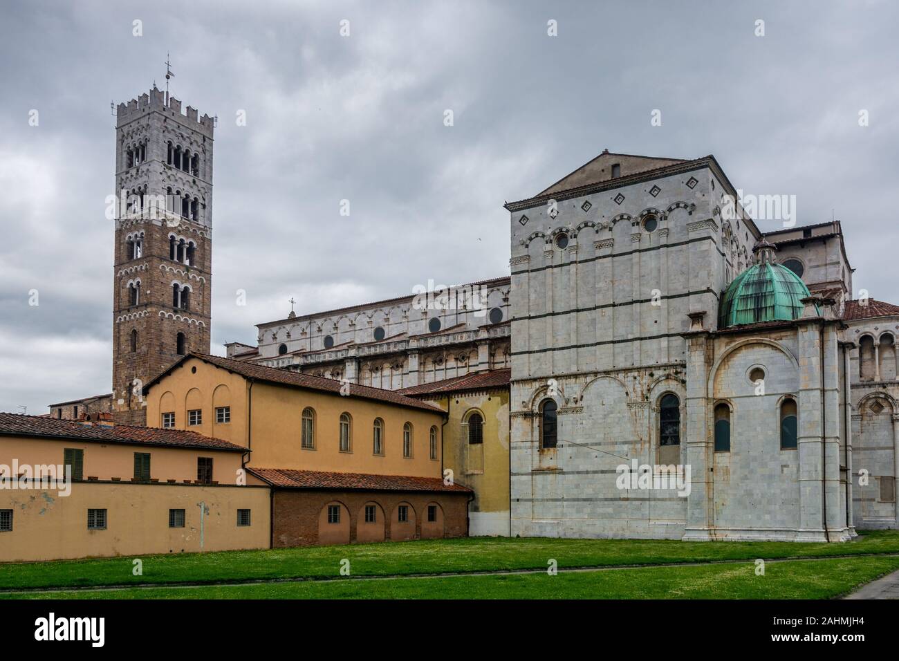 Lucca, Italie - le 6 juin 2019 : la cathédrale de Lucques (Duomo di Lucca, Cattedrale di San Martino) est une cathédrale catholique romaine dédiée à Saint Martin de T Banque D'Images