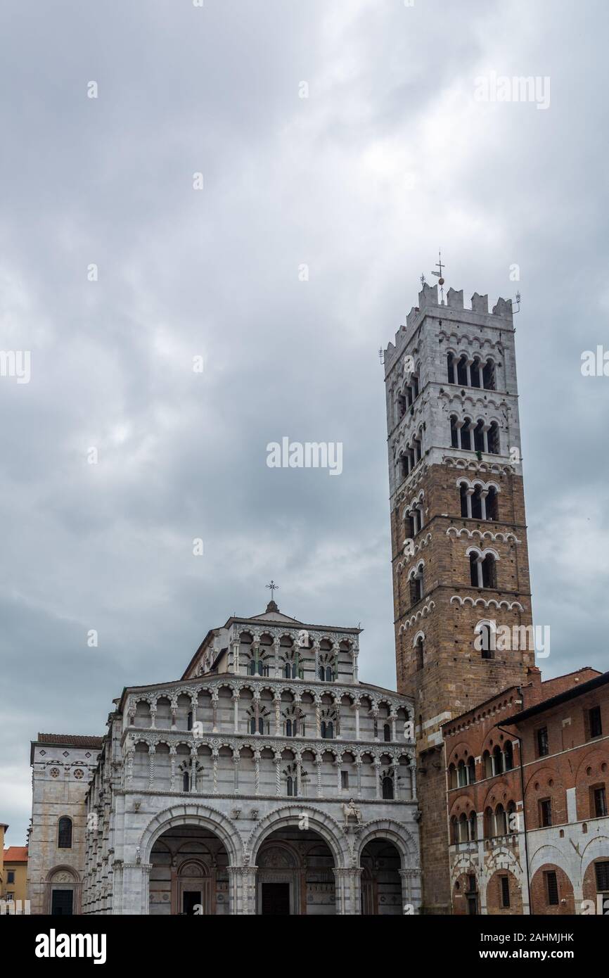 Lucca, Italie - le 6 juin 2019 : la cathédrale de Lucques (Duomo di Lucca, Cattedrale di San Martino) est une cathédrale catholique romaine dédiée à Saint Martin de T Banque D'Images