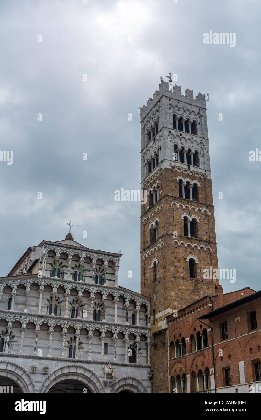 La cathédrale de Lucques (Duomo di Lucca, Cattedrale di San Martino) est une cathédrale catholique romaine dédiée à Saint Martin de Tours. Elle est le siège de l'Ar Banque D'Images