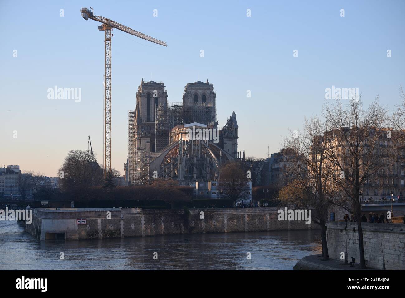 *** Strictement AUCUNE VENTES À DES MÉDIAS OU DES ÉDITEURS FRANÇAIS *** 30 décembre, 2019 - Paris, France : une grue géante a été érigé près de la cathédrale Notre-Dame dans le but de démanteler l'ancienne structure d'échafaudage qui s'est effondrée au cours de l'incendie du 15 avril. Banque D'Images
