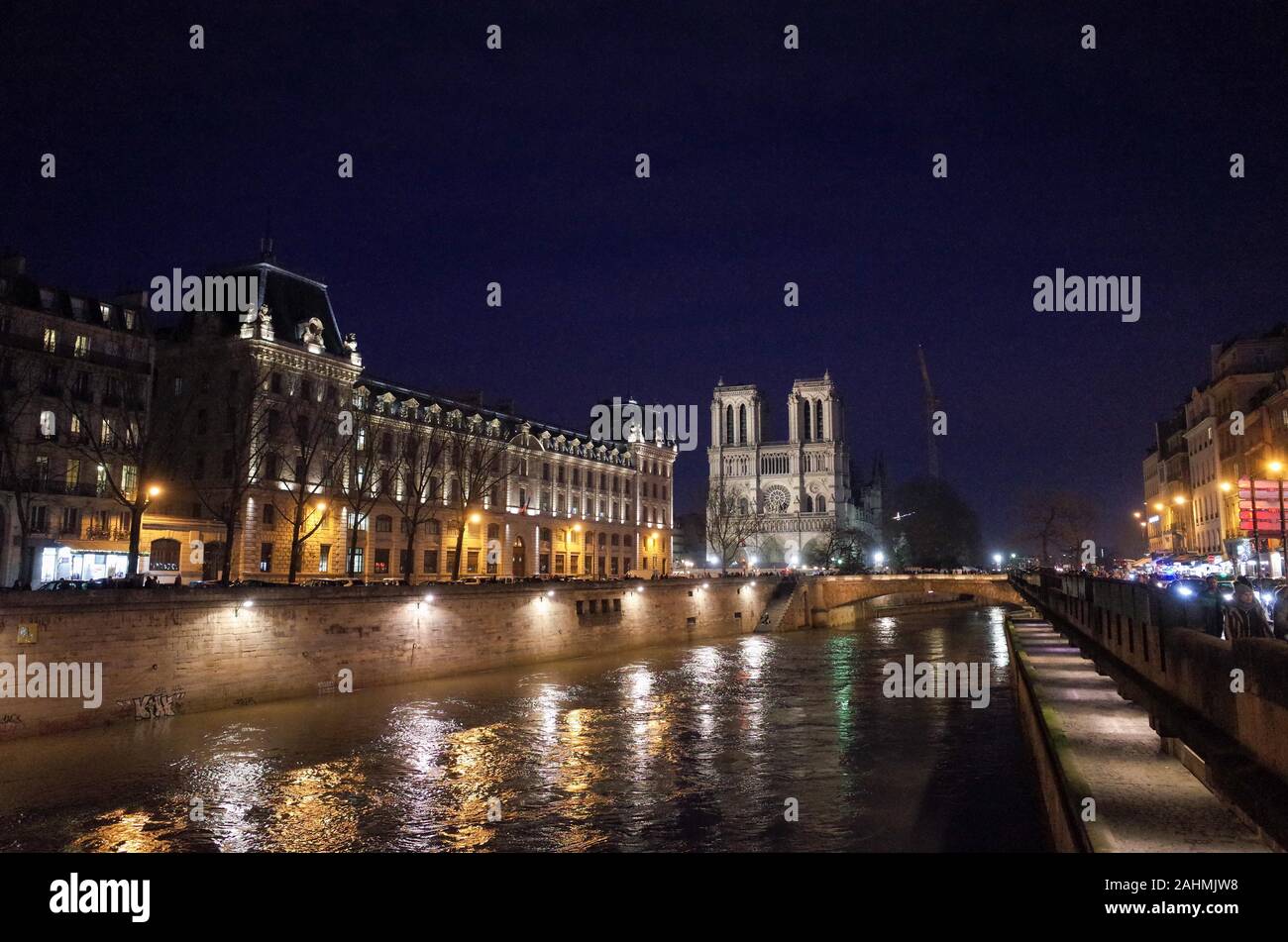 *** Strictement AUCUNE VENTES À DES MÉDIAS OU DES ÉDITEURS FRANÇAIS *** 29 décembre, 2019 - Paris, France : une grue géante a été érigé près de la cathédrale Notre-Dame dans le but de démanteler l'ancienne structure d'échafaudage qui s'est effondrée au cours de l'incendie du 15 avril. Banque D'Images