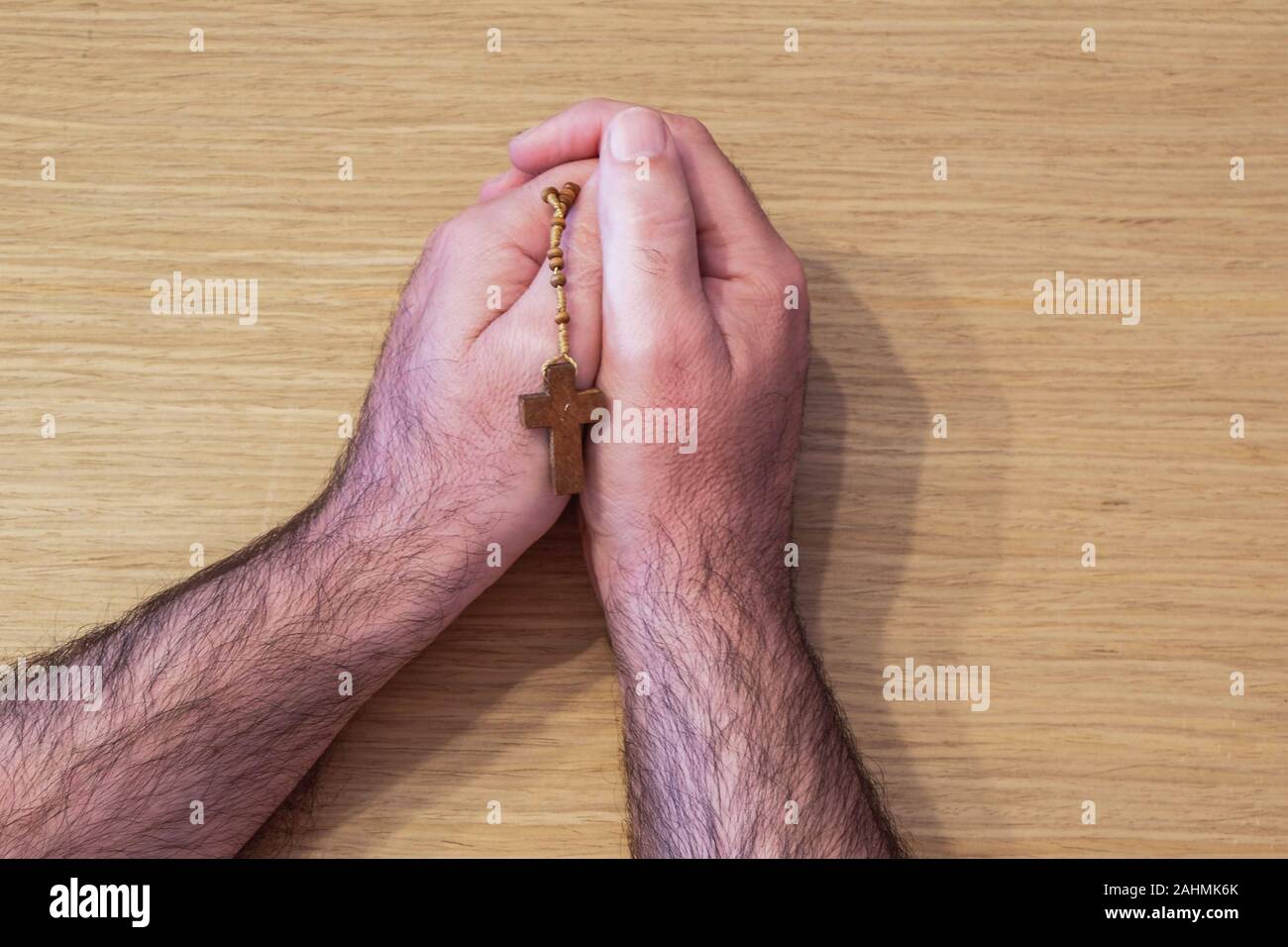 Les mains de l'Homme tenant un chapelet EN BOIS Banque D'Images