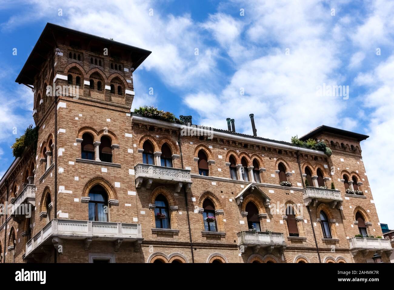 Palais néo-roman de la place Saint Vito (Piazza San Vito) Trévise, Vénétie, Italie, Europe, UE. Façade de bâtiment. Banque D'Images