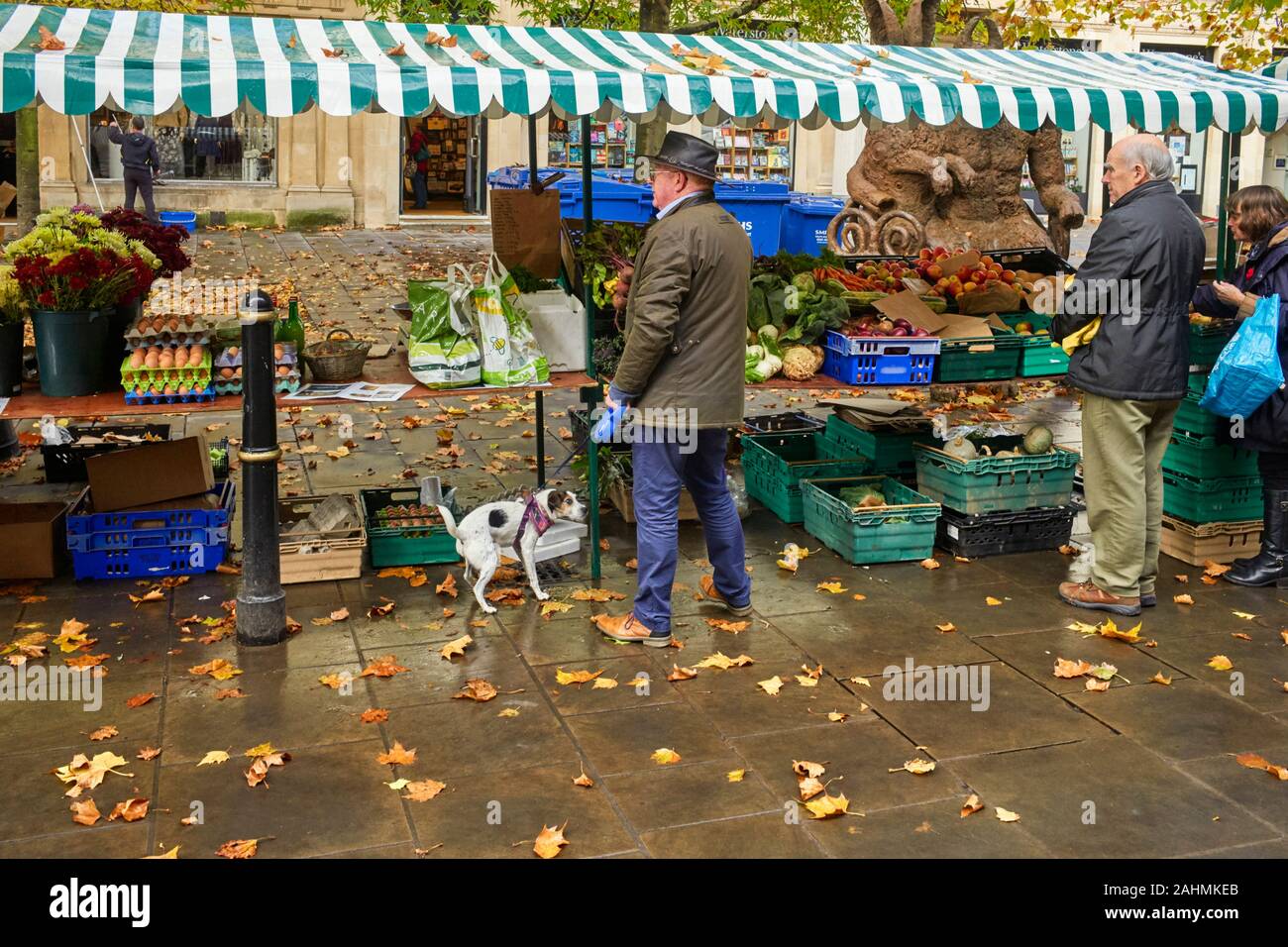 Échoppe de marché vend des fruits et légumes dans le centre de Cheltenham Banque D'Images