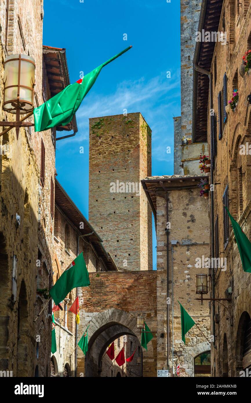 San Gimignano est une petite ville médiévale fortifiée hill. Il est célèbre pour son architecture médiévale, unique dans la préservation d'environ une douzaine de sa remorque Banque D'Images