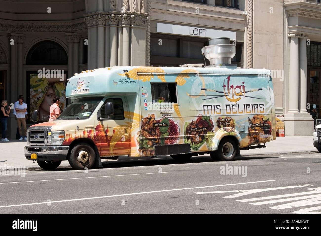 Le THAI MIS DÉLICAS fast food truck sur la Cinquième Avenue dans le quartier Flatiron, Lower Manhattan, New York City. Banque D'Images