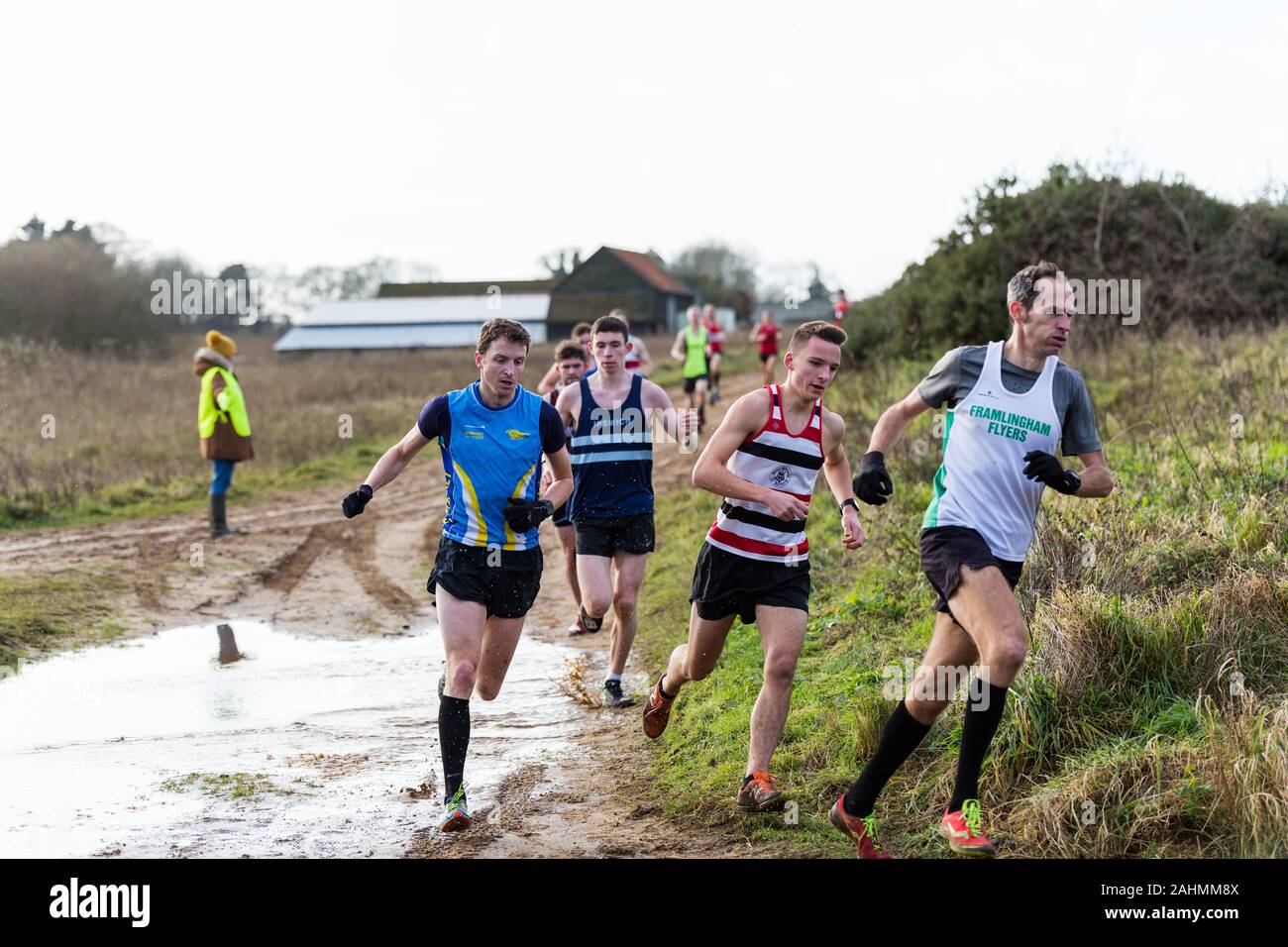 Sutton, Suffolk, UK 15 décembre 2019 : un adultes de plus de 18 course cross-country course à travers un cours de campagne boueux Banque D'Images