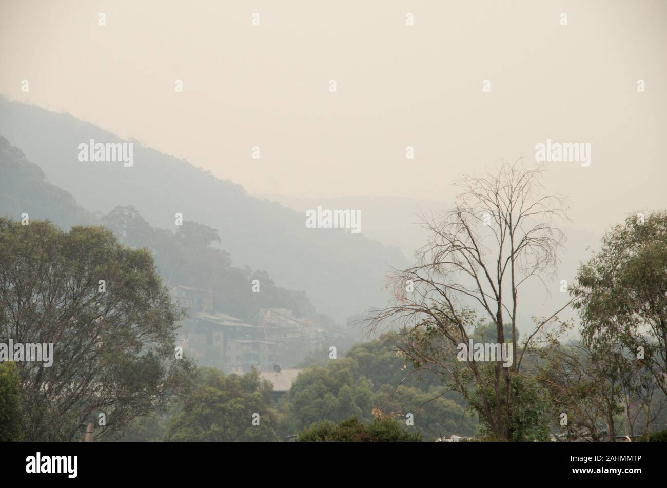 Thredbo, Australie - 31 décembre 2019 : à partir de la brume de fumée dangereuse à proximité des feux de brousse dans l'air Banque D'Images