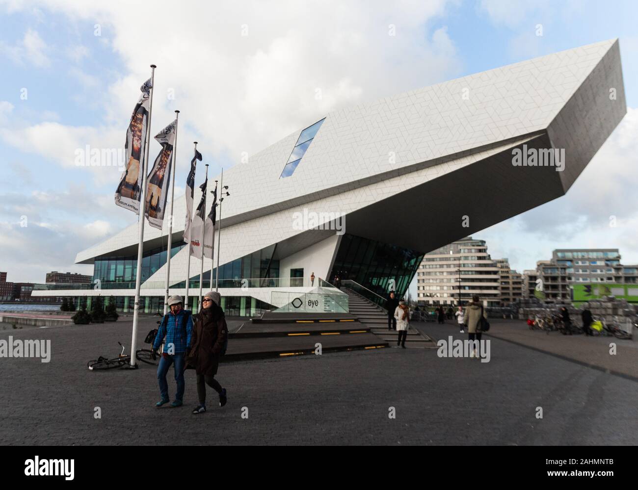 Décembre 2019. Eye Film Institute (musée) à Amsterdam (Pays-Bas). Lieu : Overhoeks quartier. Belle architecture futuriste Banque D'Images Décembre 2019. Eye Film Institute (musée) à Amsterdam (Pays-Bas). Lieu : Overhoeks quartier. Belle architecture futuriste Banque D'Images