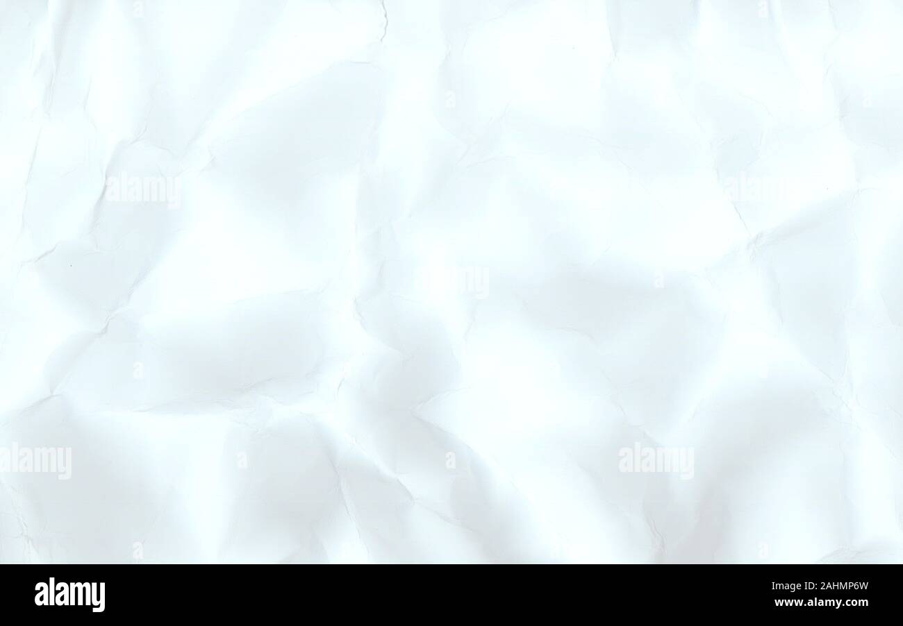 Une feuille de papier froissé, taché, rayé, inégale. La couleur bleu pâle, blanc, gris, blanc pour la conception. Banque D'Images