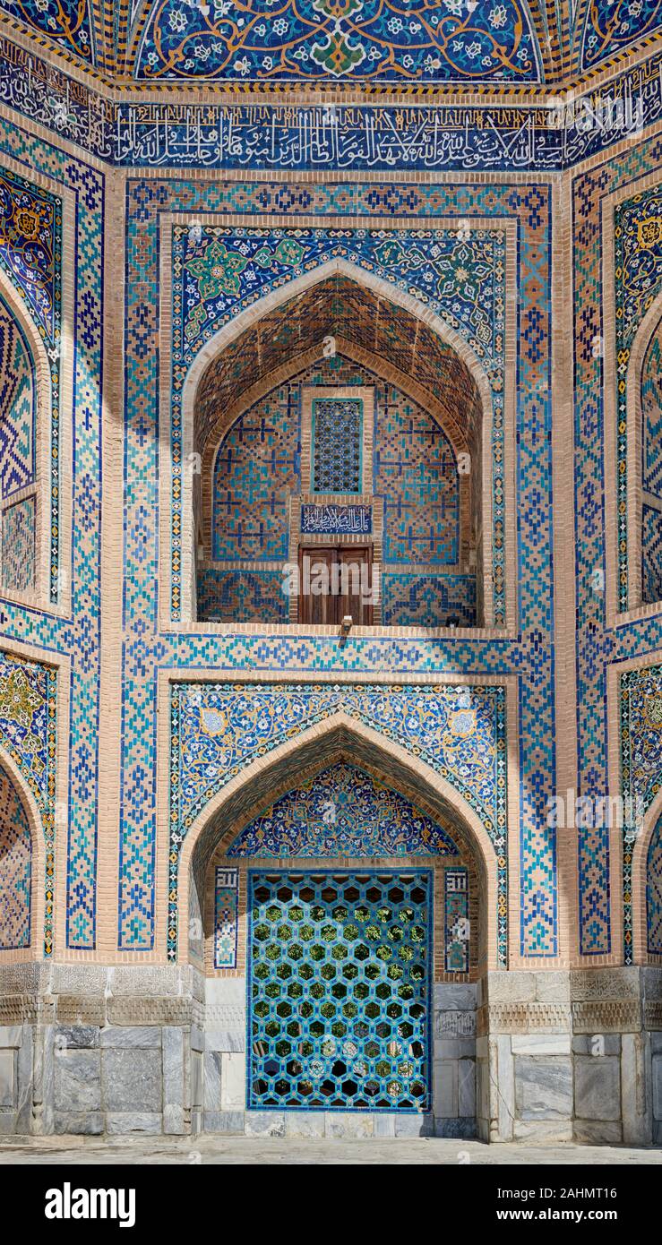 La Madrasa Tilya-Kori Madrasah ou Tilla Kari dans de célèbres de Registan Samarkand (Ouzbékistan), l'Asie centrale Banque D'Images