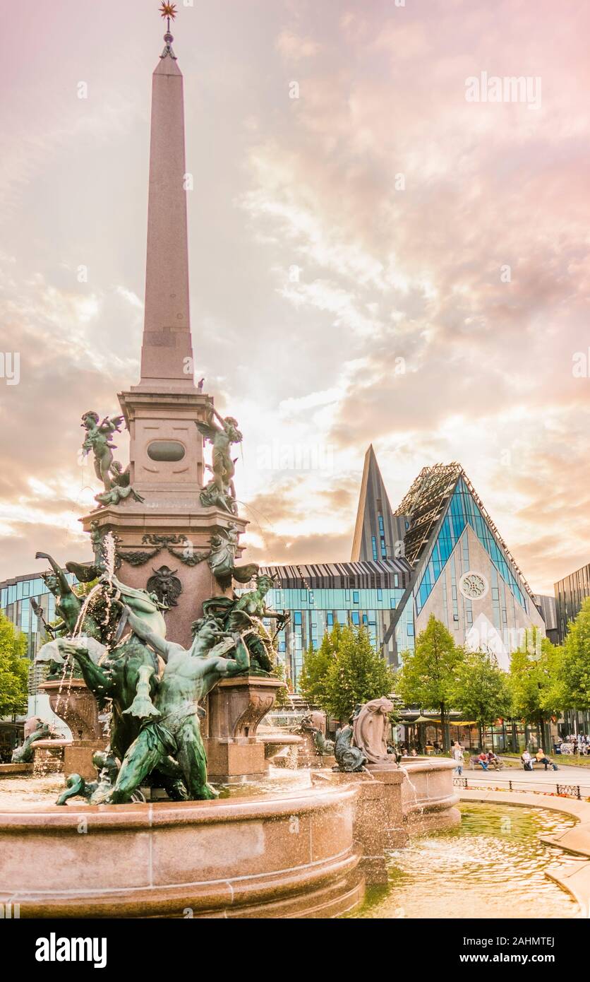 Mendebrunnen fontaine avec église de l'université paulinum en arrière-plan Banque D'Images