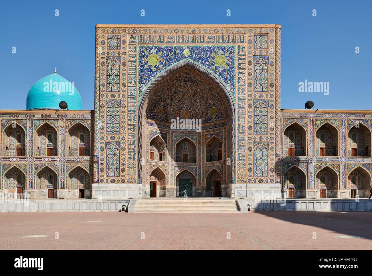 La Madrasa Tilya-Kori Madrasah ou Tilla Kari dans de célèbres de Registan Samarkand (Ouzbékistan), l'Asie centrale Banque D'Images