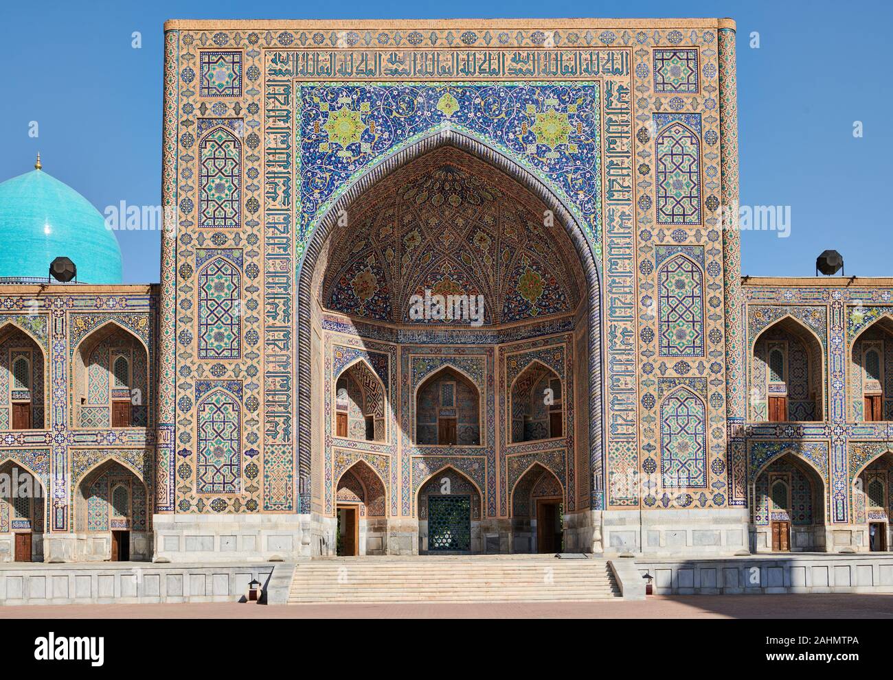 La Madrasa Tilya-Kori Madrasah ou Tilla Kari dans de célèbres de Registan Samarkand (Ouzbékistan), l'Asie centrale Banque D'Images