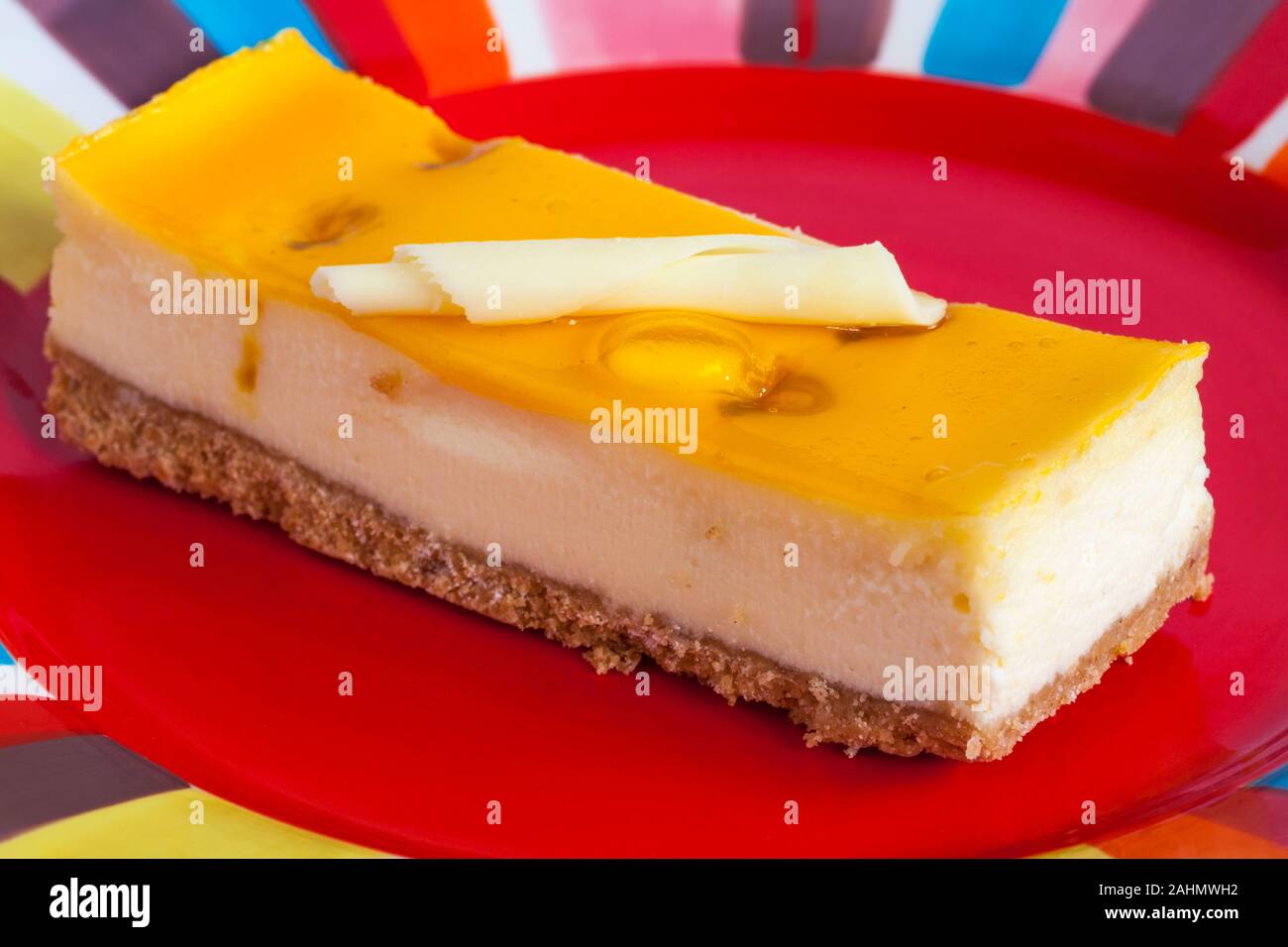 M S Peche Abricot Serie De Coupes De Gateau Au Fromage Sur La Plaque De Couleur Photo Stock Alamy