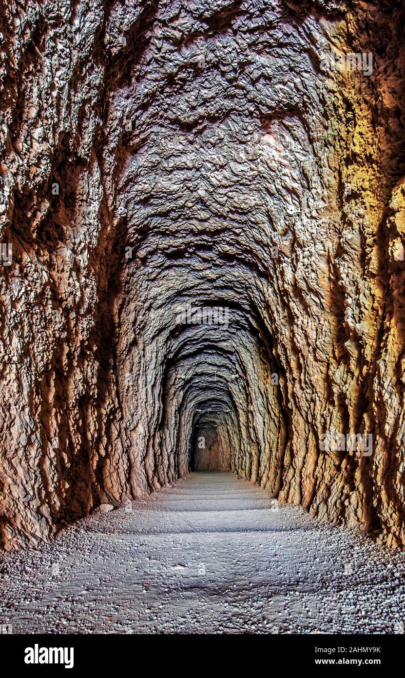 Col à pied dans le tunnel qui mène à l'obscurité, les murs sont illuminées par la lumière du jour de retour. Montagnes de Lumbier Canyon, Navarra, Espagne Banque D'Images