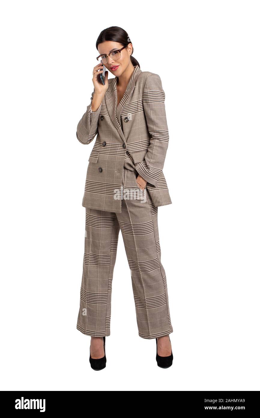 Young businesswoman in professionnelle formelle appelant usure gris, isolé sur blanc, un corps entier Banque D'Images