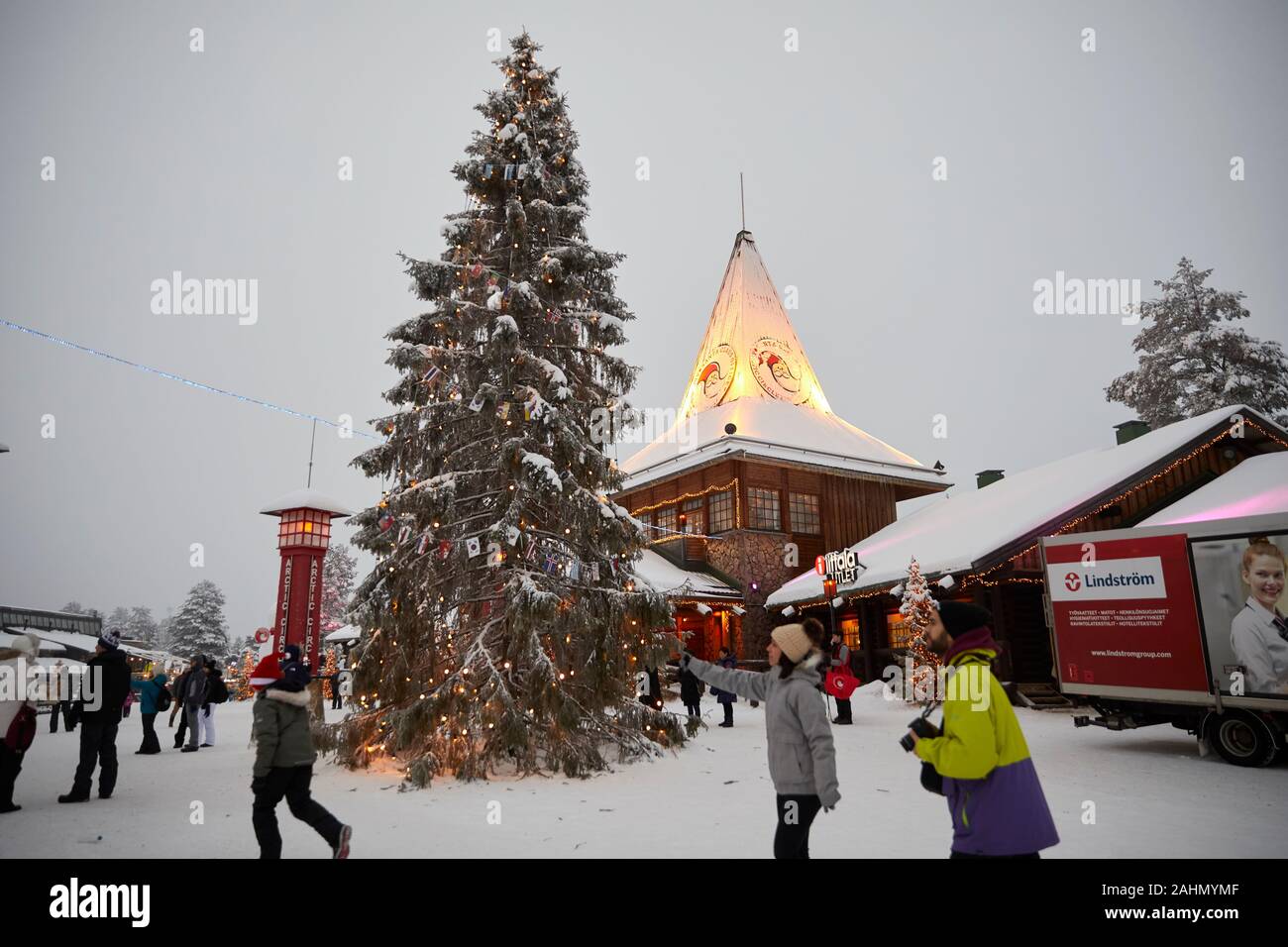Une ville de Rovaniemi en Finlande En Finlande et dans la région de Laponie, Santa Claus Village : traverser le Cercle Arctique magique Banque D'Images