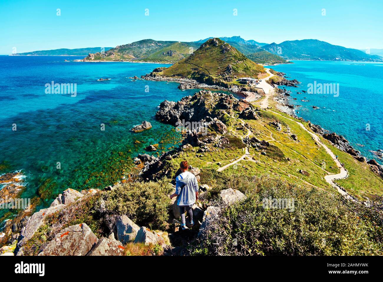 Jeune fille à pied vers le bas à partir de la Tour Génoise de l'île de la Parata, panorama grandiose de Corse est à l'Ouest litoral. Ajaccio, Corse-du-Sud, le Banque D'Images
