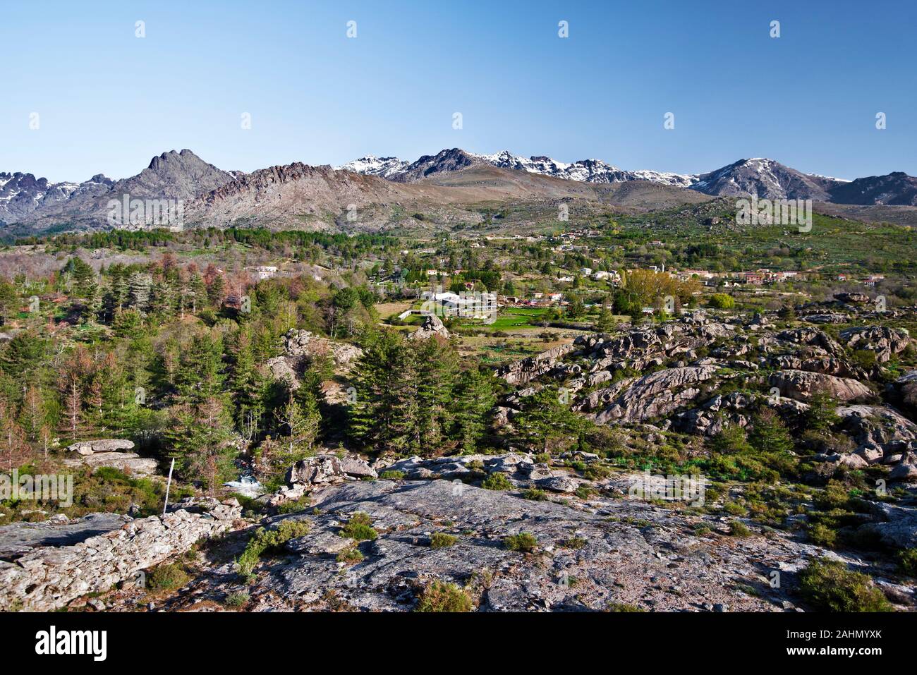 Centrale, dans la région Corse Niolo dominé par Monte Cinto, Albertasse la chaîne de montagne et village de fermes mélangé avec des paysages forestiers et rocheux de Golo ri Banque D'Images