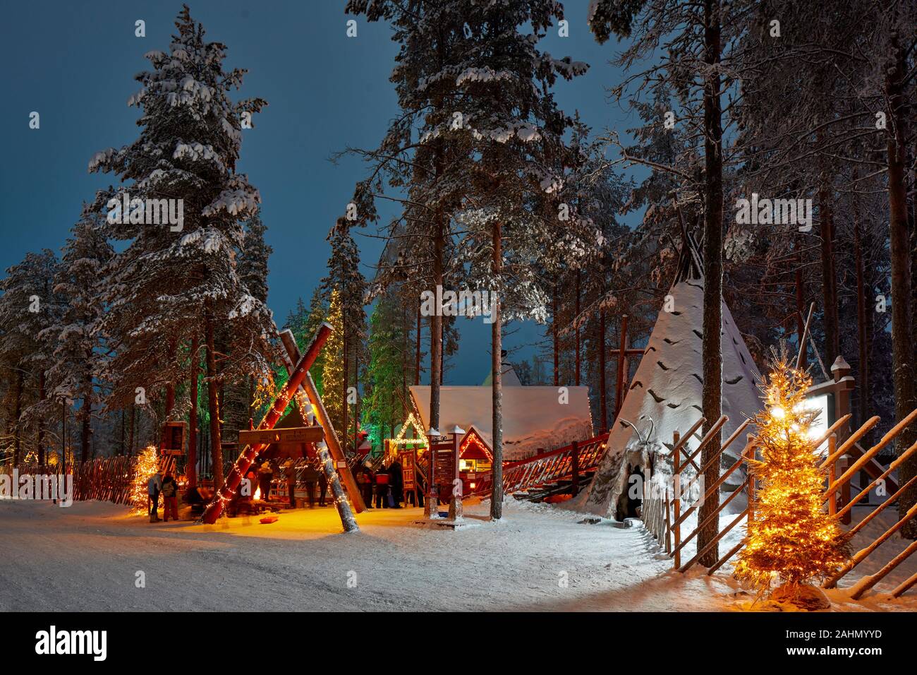 Une ville de Rovaniemi en Finlande En Finlande et dans la région de Laponie, Santa Claus Village manèges à Rennes le village Banque D'Images