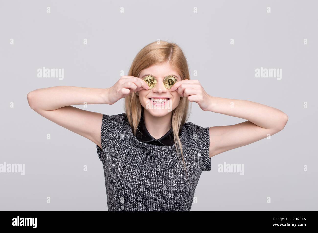 Young businesswoman remplacer les yeux avec des bitcoins concept Banque D'Images