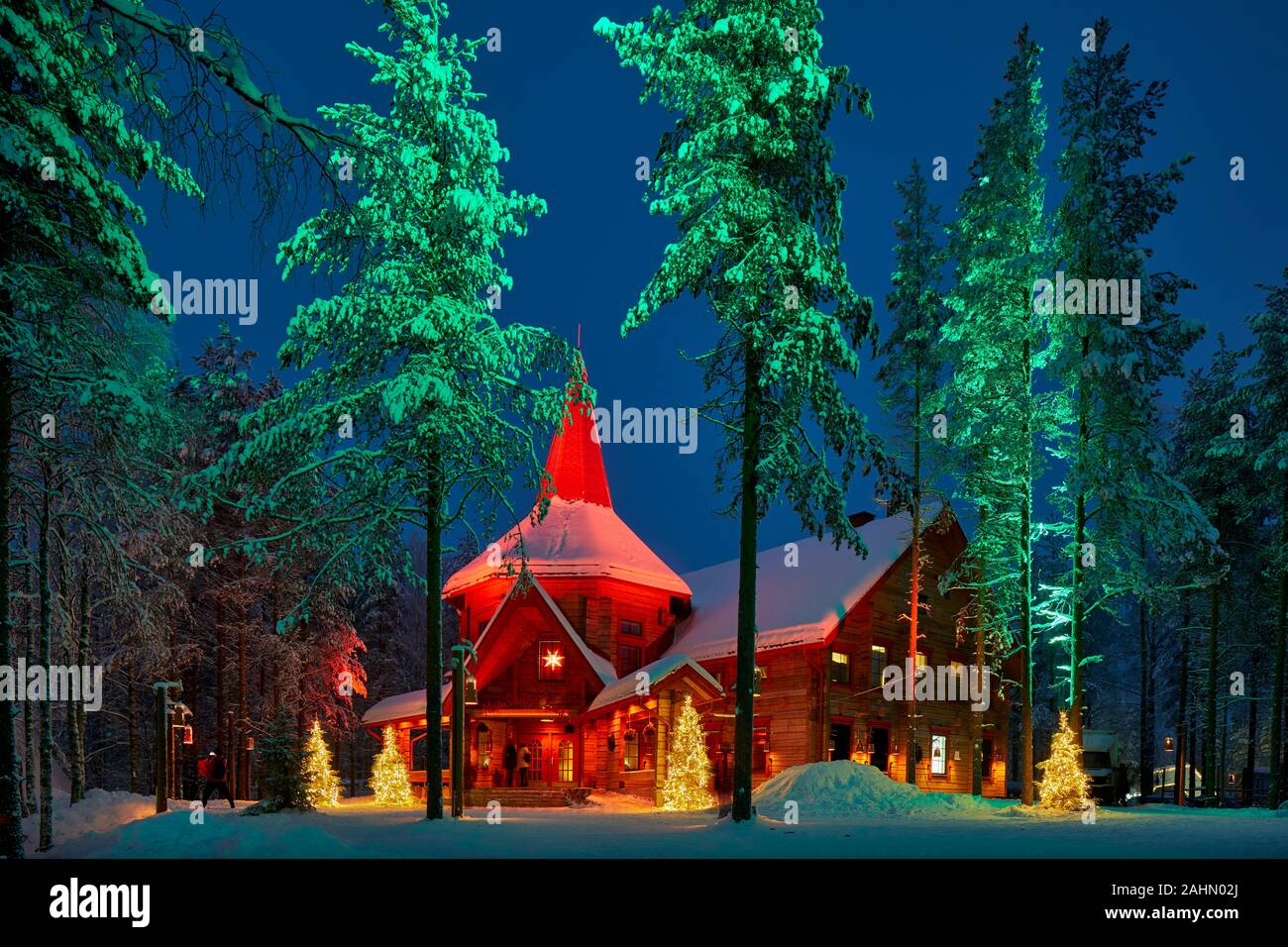 Une ville de Rovaniemi en Finlande En Finlande et dans la région de Laponie, Santa Claus Village Mme Claus Christmas Cottage dans la forêt la nuit Banque D'Images