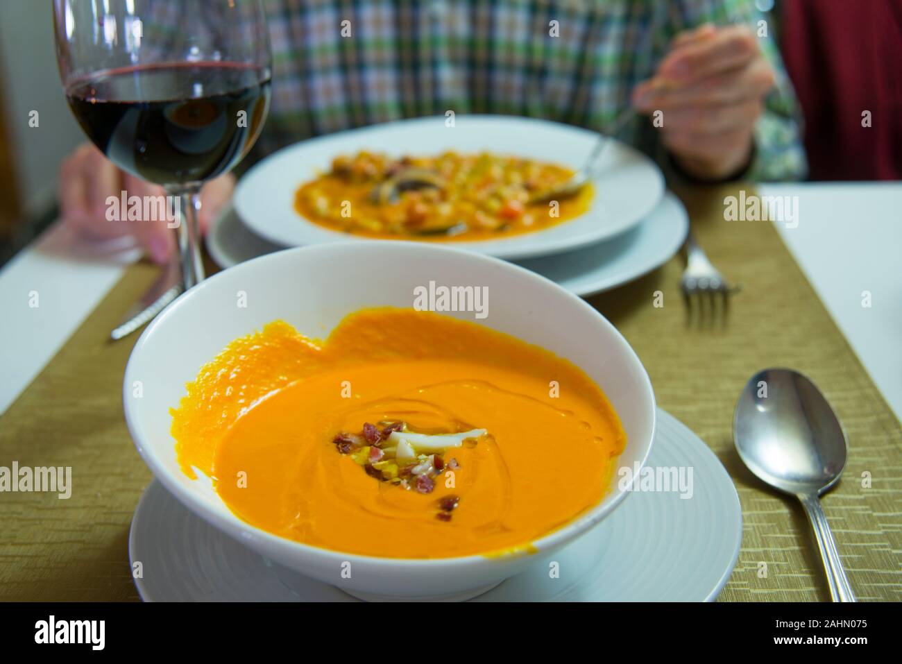 Salmorejo cordobes dans un restaurant. Voir de très près. L'Espagne. Banque D'Images