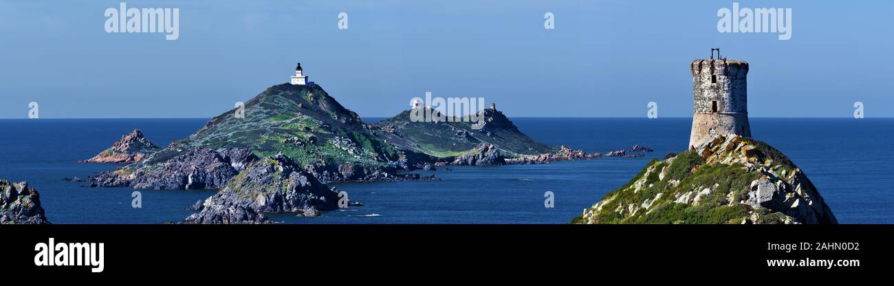 Voir à l'archipel des îles Sanguinaires avec ses phares et tour génoise en haut de la péninsule de Parata situé dans la commune d'Ajaccio, Corse Banque D'Images