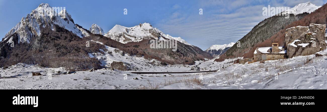 Panorama de l'highValley Ossau Pyrénées en hiver. La route mène au col de Pourtalet Spanich frontier. De droite à gauche on peut reconnaître une montagne Banque D'Images