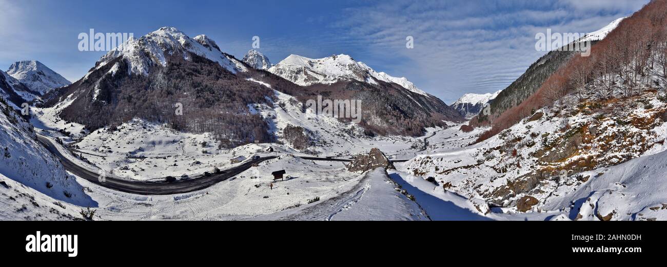 Panorama de la vallée d'Ossau Pyrénées en hiver. La route mène au col de Pourtalet Spanich frontier. De droite à gauche on peut reconnaître des montagnes Sauge Banque D'Images