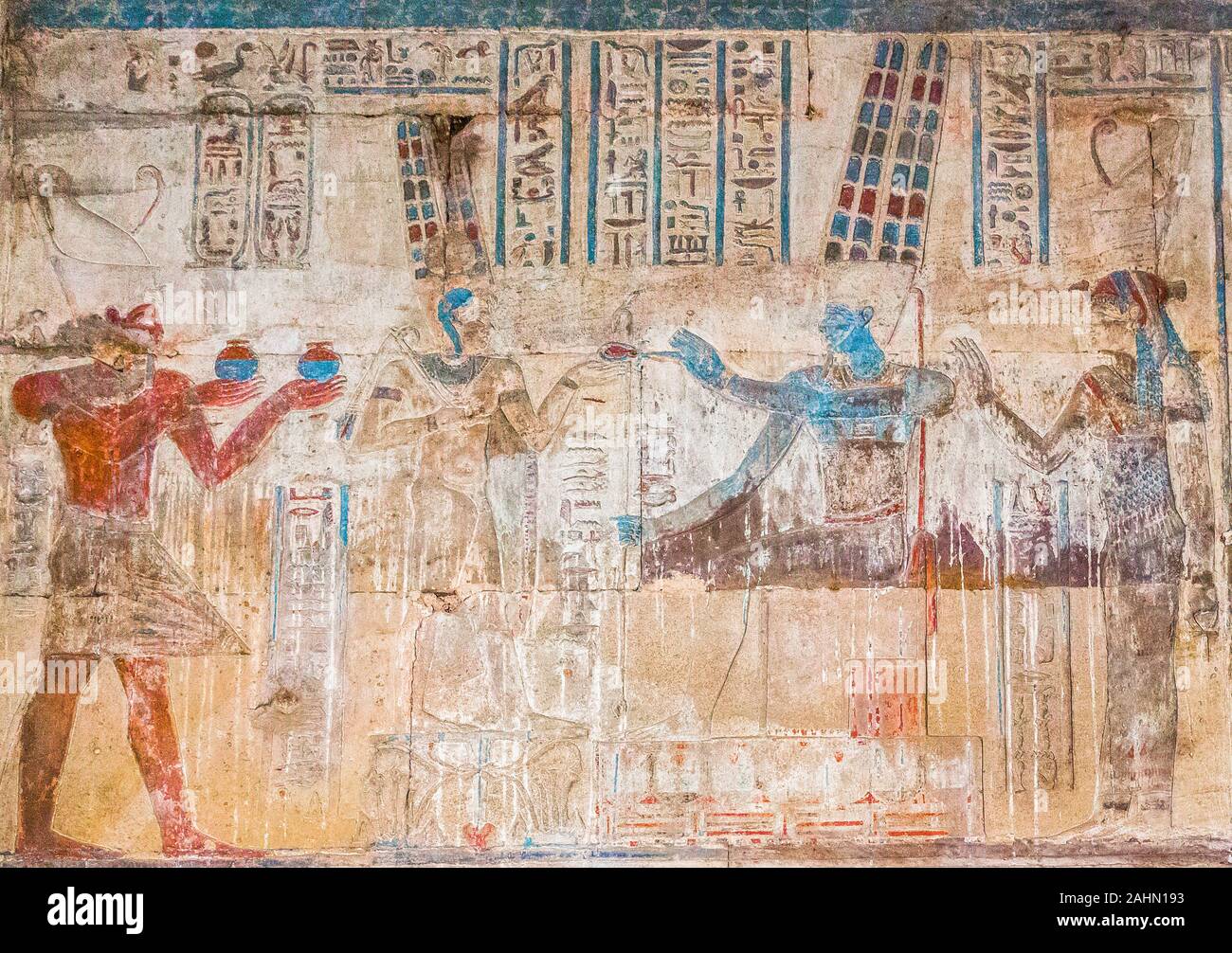 UNESCO World Heritage, Thèbes en Egypte, temple de Karnak, site de l'OFFT. Le roi offre vase Nou (vin) à dieu Amon-ra. Banque D'Images