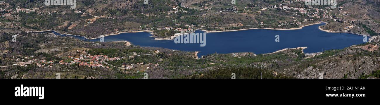 Panorama détaillé de Calacuccia Lake dans le centre de la Corse, a observé à partir de la crête de la montagne. Le barrage est à droite, la rivière coule le Golo de gauche, d'Albertacce Banque D'Images