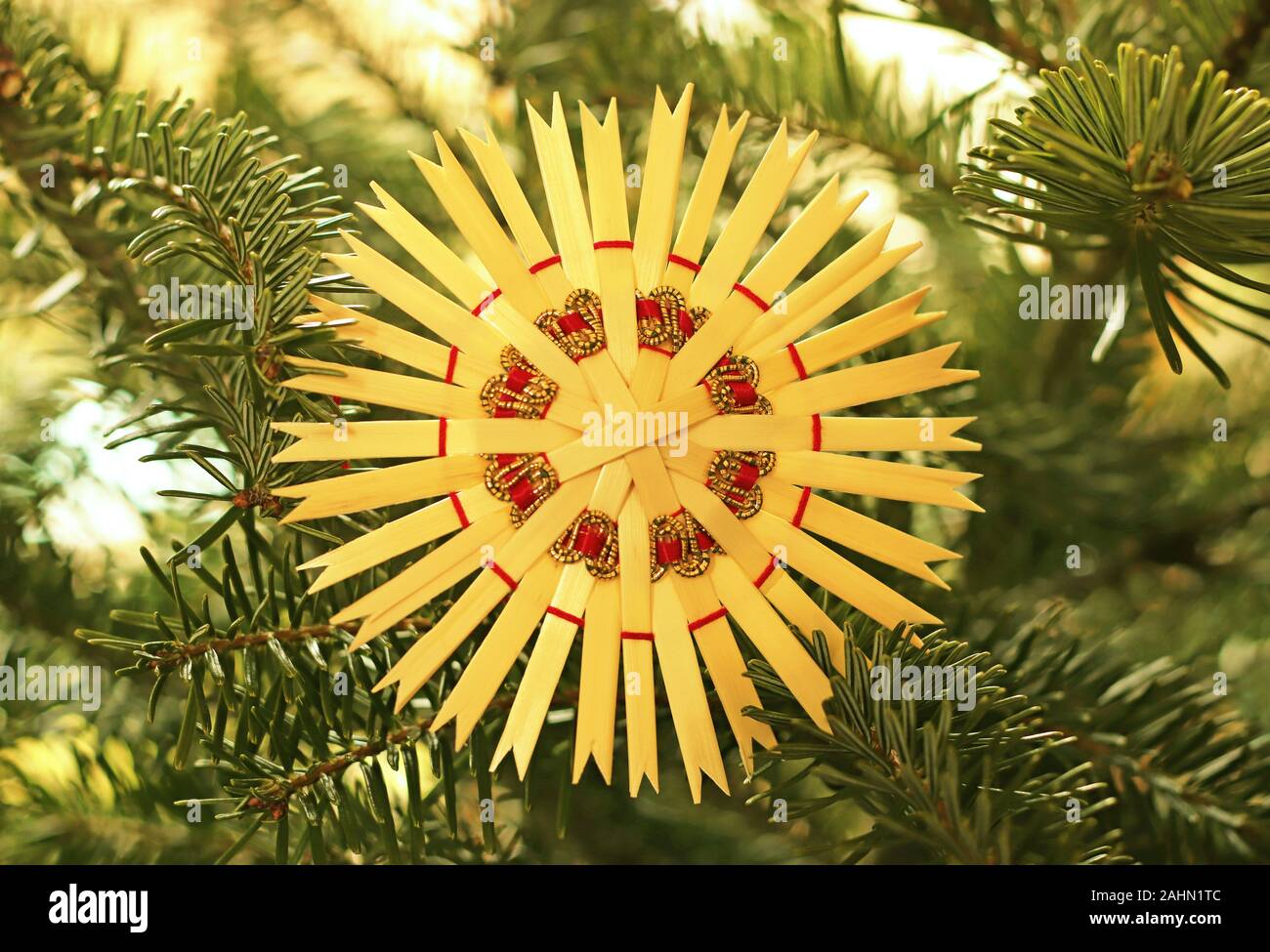 Noël arrière-plan avec le close-up of a star de paille accroché à un arbre de Noël Banque D'Images
