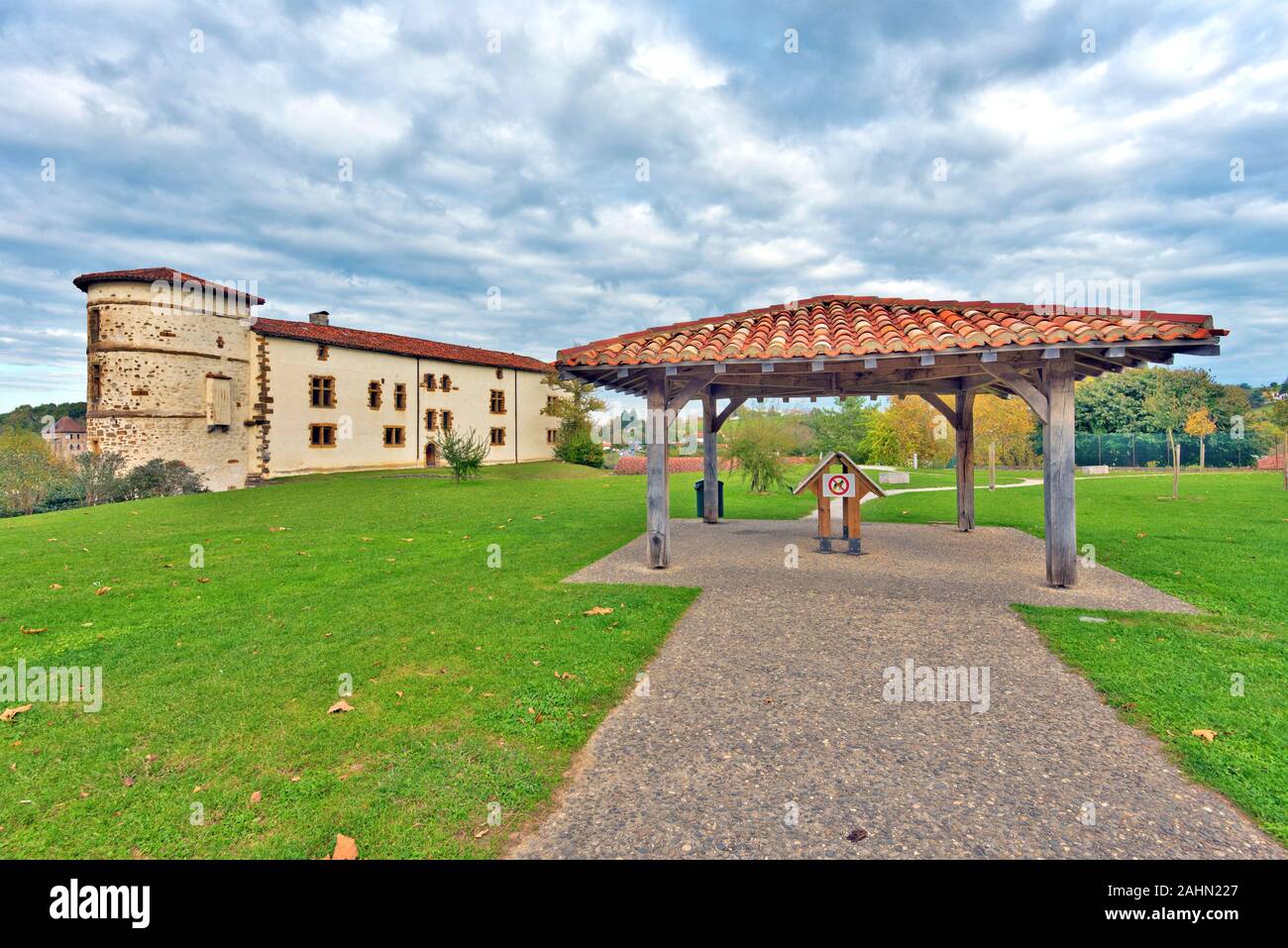 Parc public et Barons Ezpeleta château à gauche dans le village d'Espelette Basque. Province du Labourd, Pyrénées Atlantiques, Aquitaine, France Banque D'Images